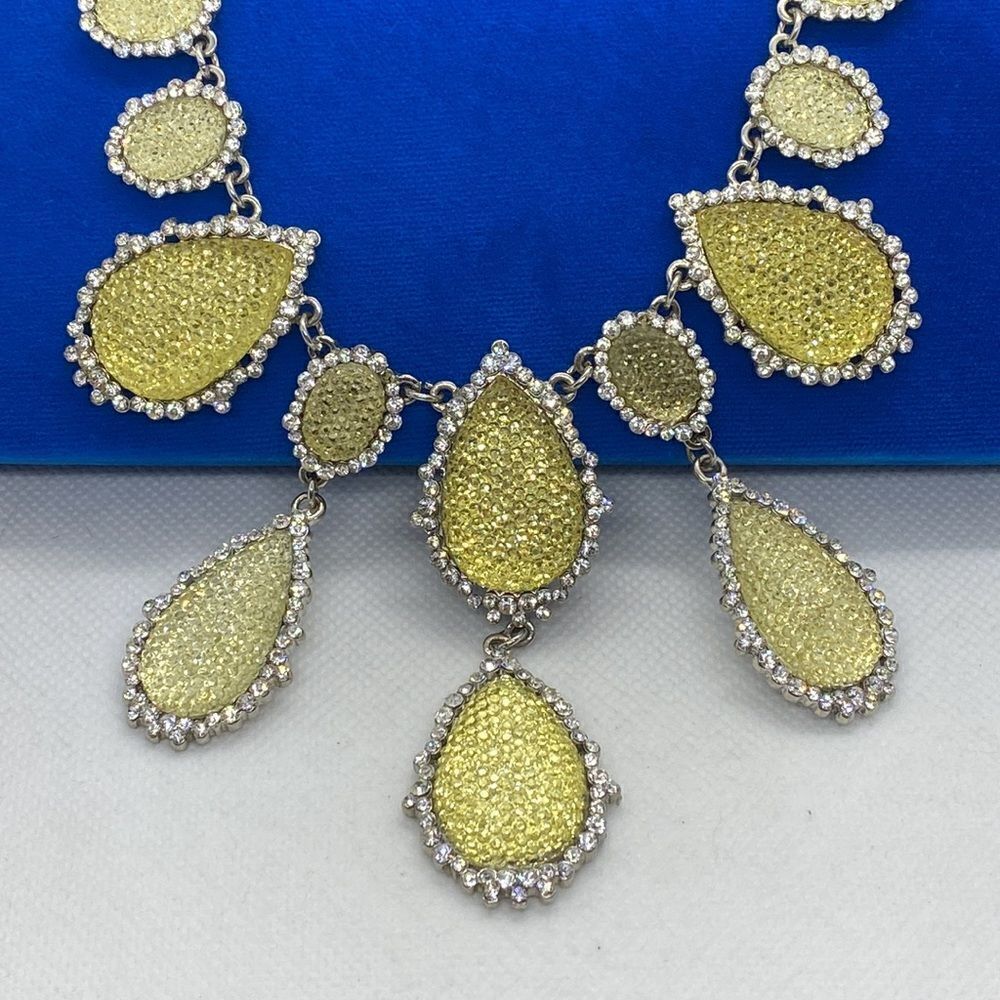 💛 Aldo Yellow & White Statement Necklace - Picture 2 of 3